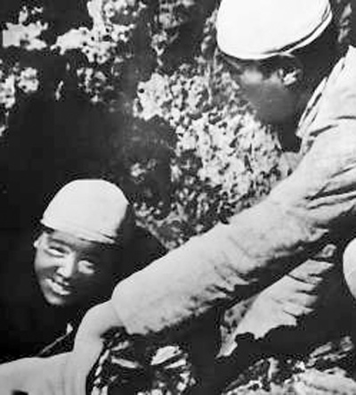 烧炭中的张思德(左)。