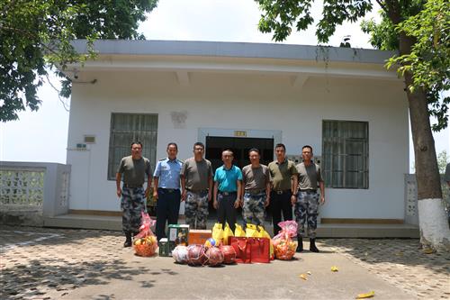 说明: 慰问合影（二）